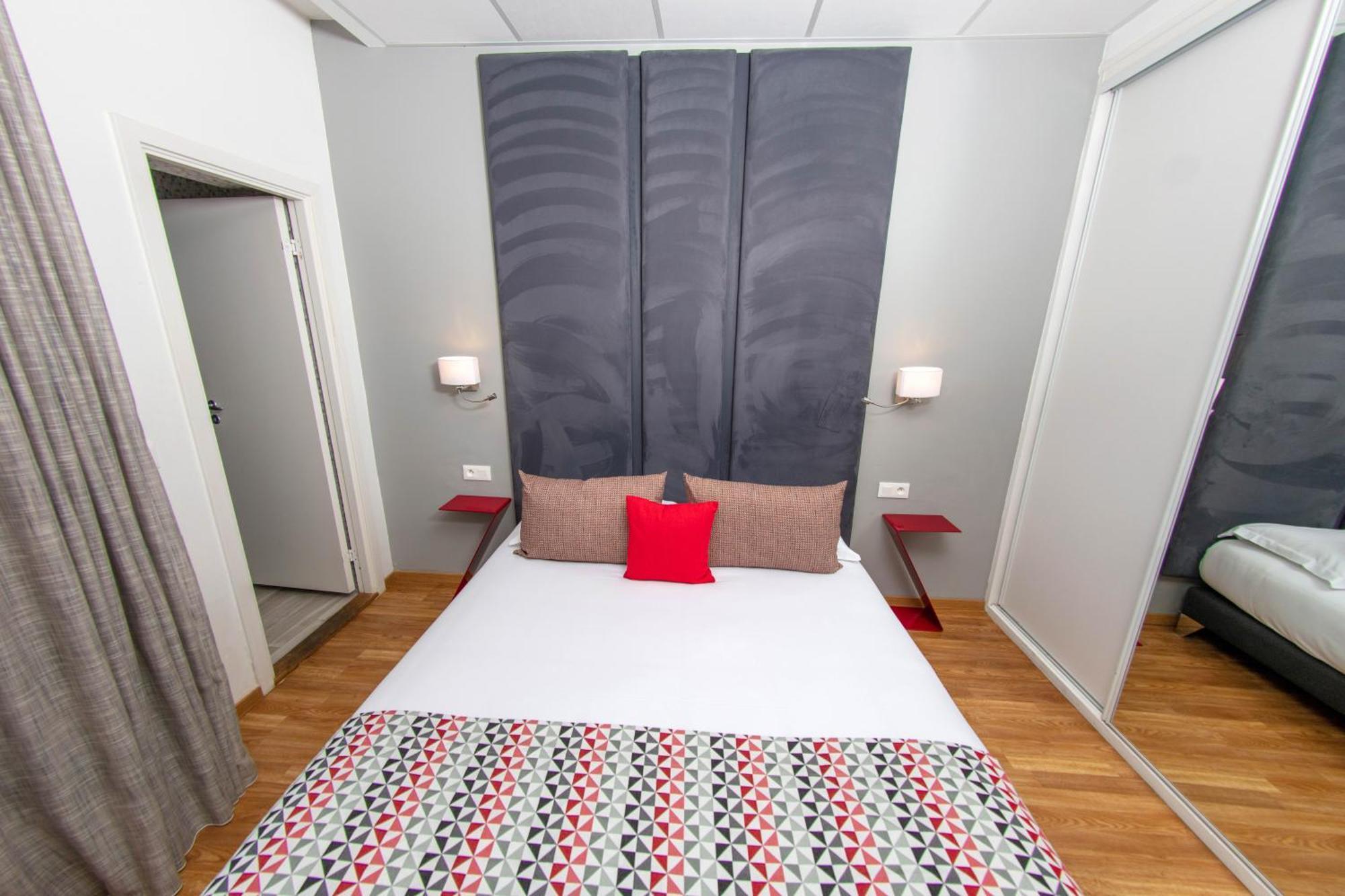 Hotel Mediterranee Кальви Экстерьер фото