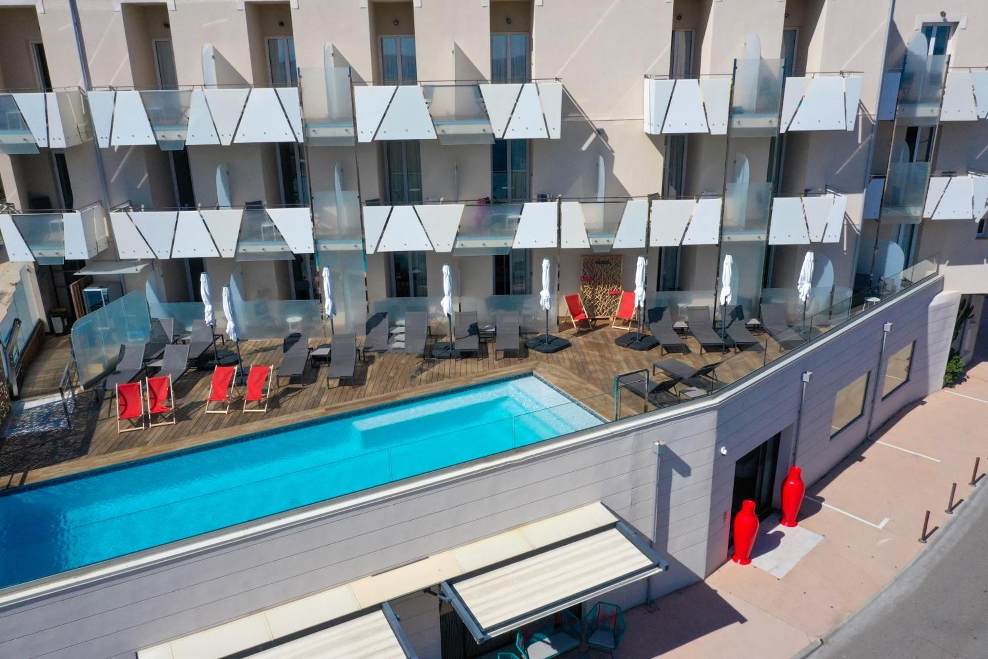 Hotel Mediterranee Кальви Экстерьер фото