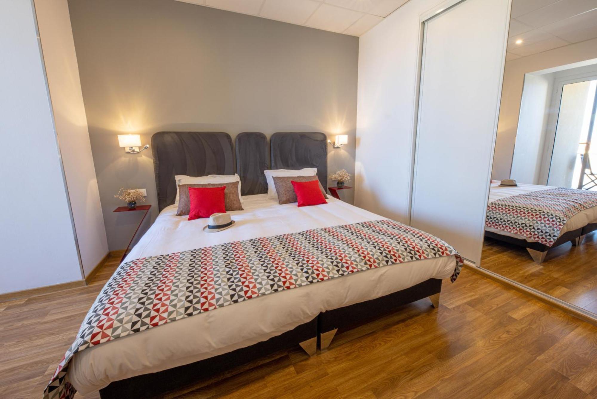 Hotel Mediterranee Кальви Экстерьер фото